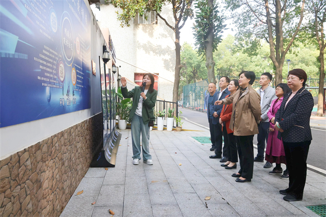 图为考察组在长沙市雨花区金科园社区考察学习